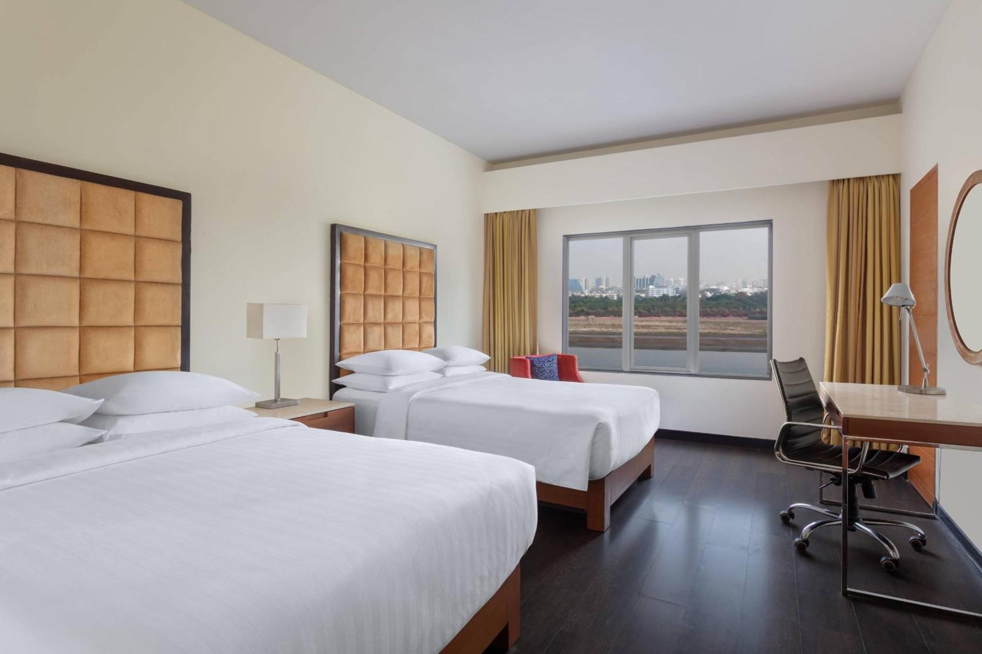 Surat Marriott Hotel Eksteriør billede